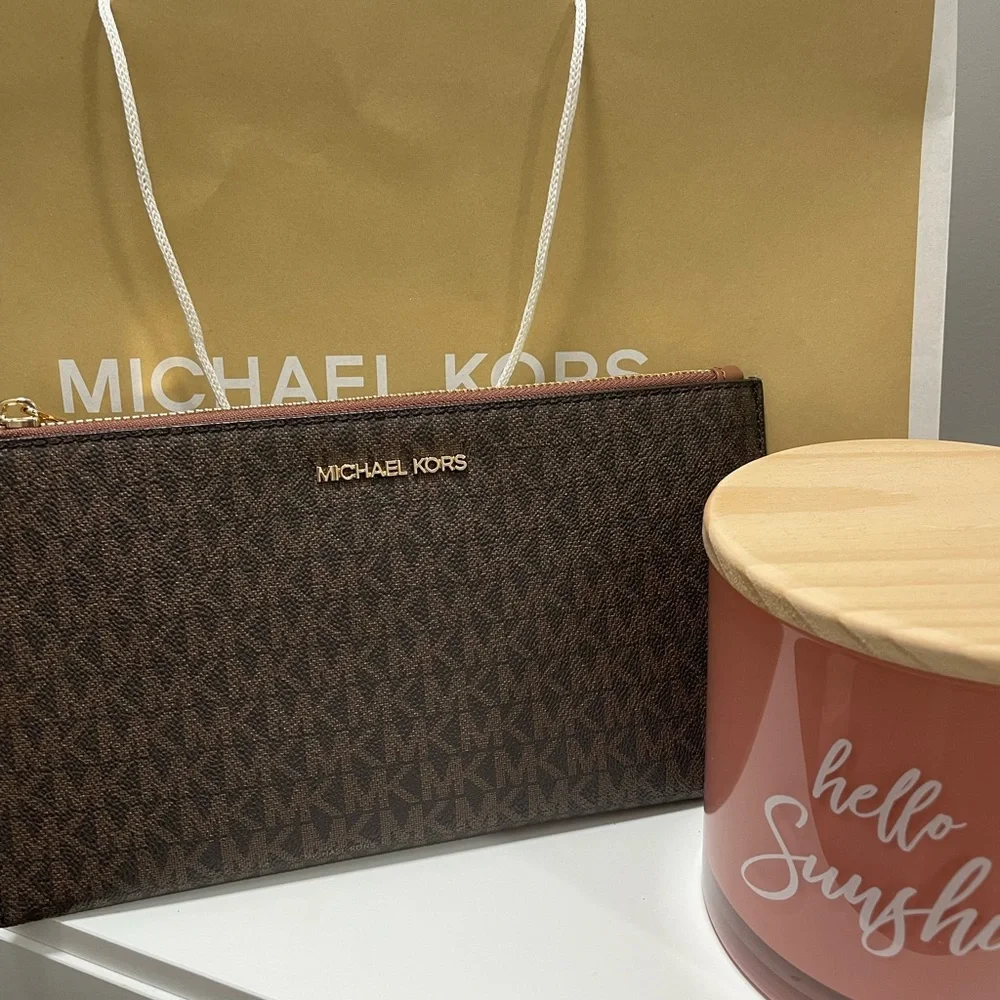 Michael Kors Jet Set Travel Cluntch - Picture 1 of 6